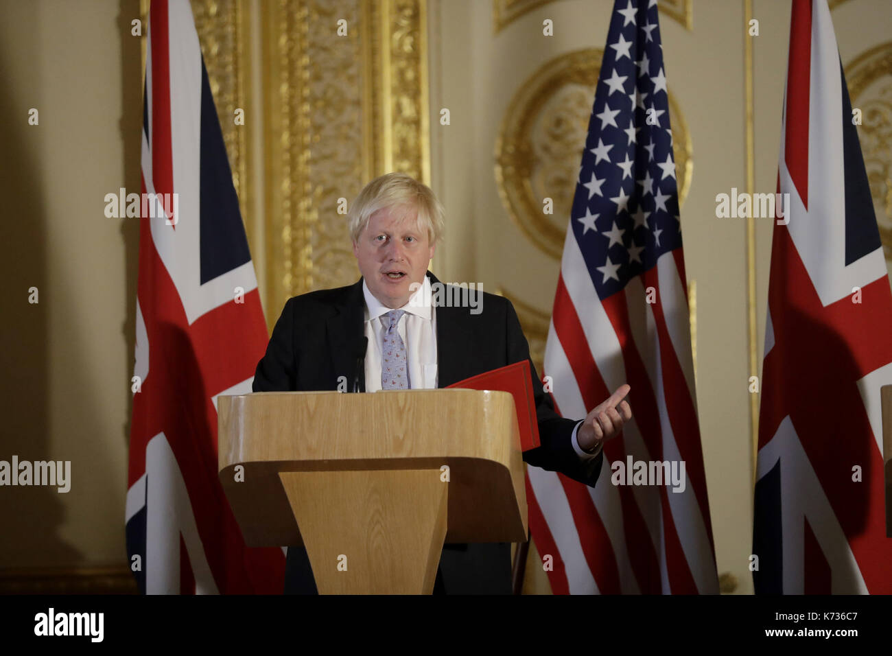 Segretario di Stato per gli affari esteri boris johnson durante una conferenza stampa dopo un incontro con il segretario di Stato statunitense rex tillerson sulla Libia a Lancaster House di Londra. Foto Stock