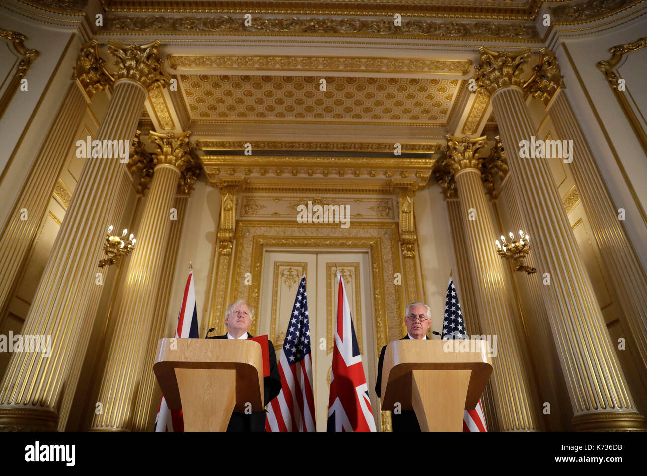 Segretario di Stato degli stati uniti, rex tillerson (destra) e segretario di Stato per gli affari esteri boris johnson durante una conferenza stampa dopo la loro riunione sulla Libia a Lancaster House di Londra. Foto Stock