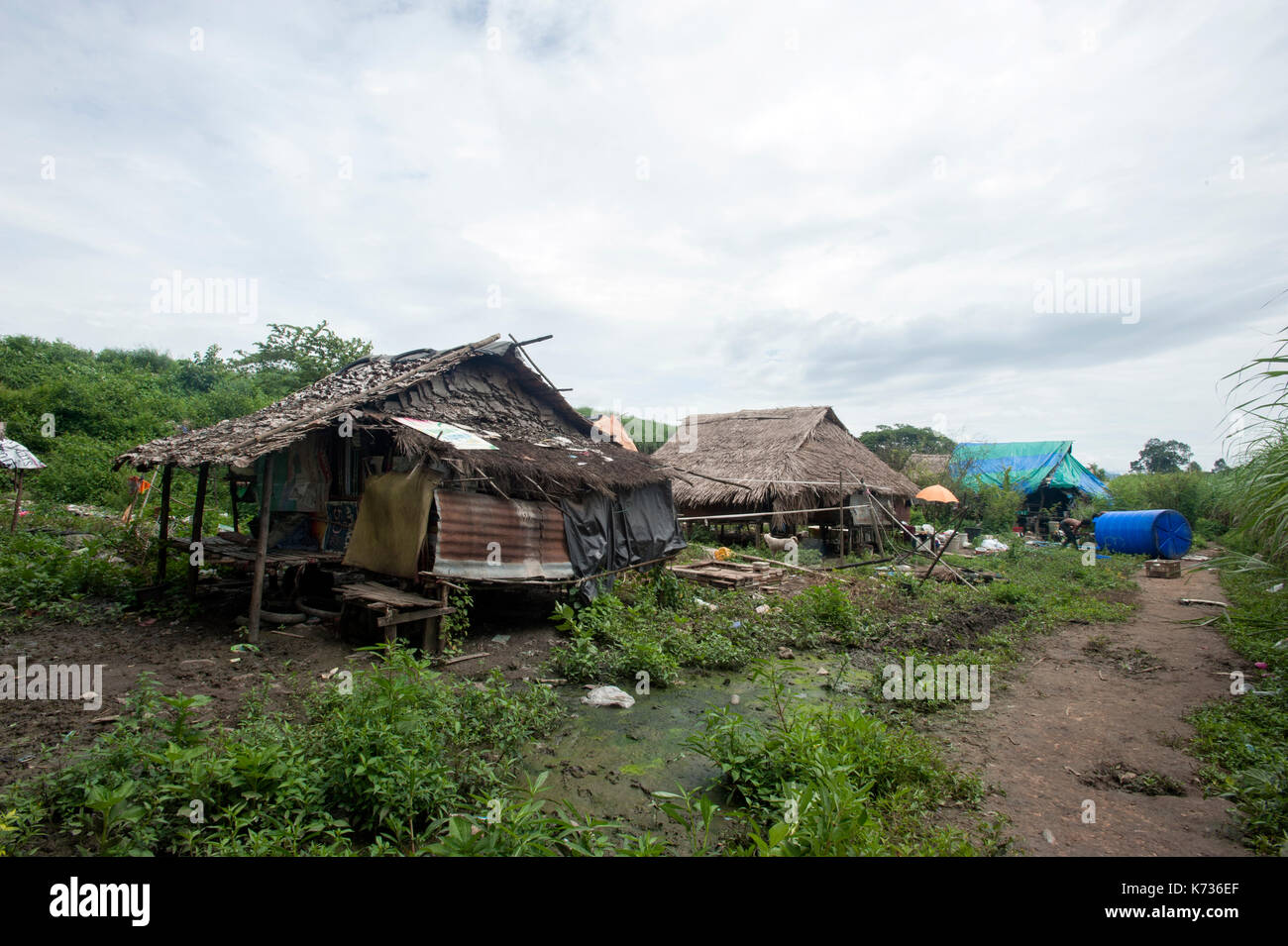 I migranti birmani e la comunità dei rifugiati a lungo il lato di scarico di rifiuti nella periferia di Mae Sot, Thailandia. Foto Stock