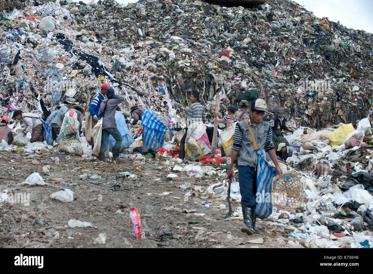 I rifugiati birmani immigrati e lavoro in discarica Sito nella periferia della città di confine di Mae Sot, in Thailandia il 16 agosto 2017. Foto Stock