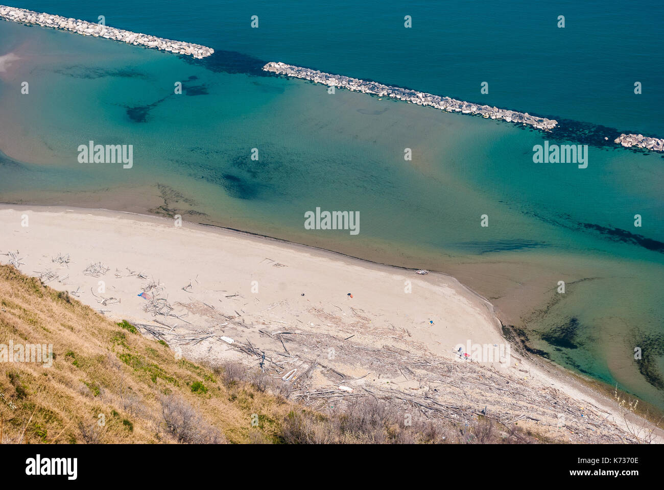 Spiaggia isolata ai piedi del Monte san Bartolo, vicino a Pesaro Foto Stock