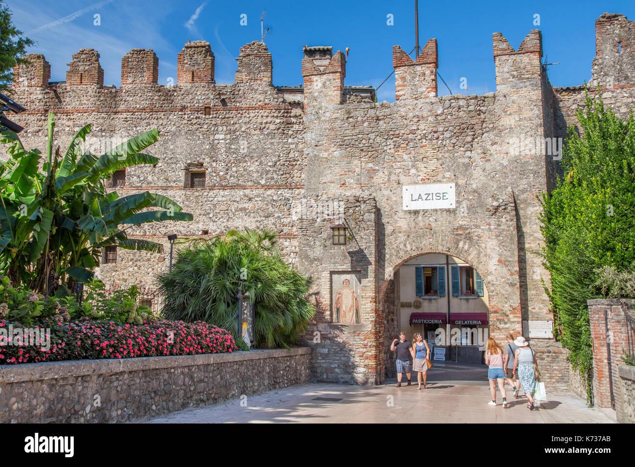 Lazise town gate nelle vecchie mura della città e il Lago di Garda, Italia Foto Stock