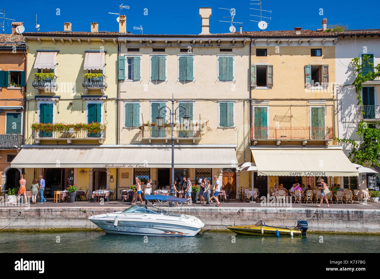 Lazise Lakeside Town e dal porto, il Lago di Garda, Veneto, Italia Foto Stock