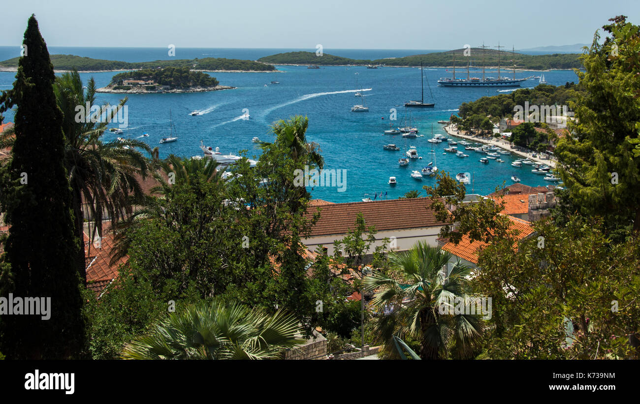 La citta di Hvar e vista dalla fortezza spagnola (fortica) e il giardino botanico.palmizana e pakleni isole nel mare mediterraneo. velieri, grotta, mare Foto Stock