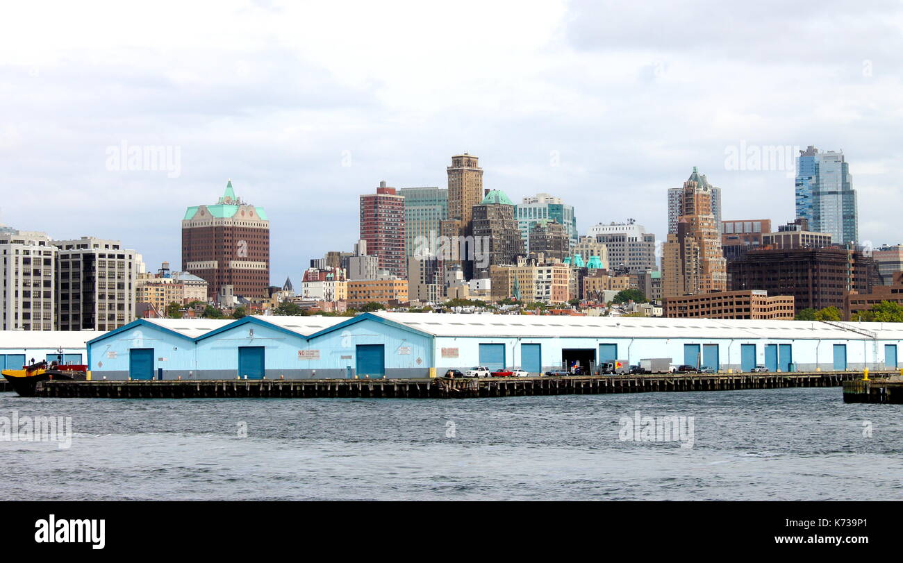 New york, Stati Uniti d'America - Settembre 2016: brooklyn autorità portuale terminale marino lungo la East River con Brooklyn Heights in background. Foto Stock