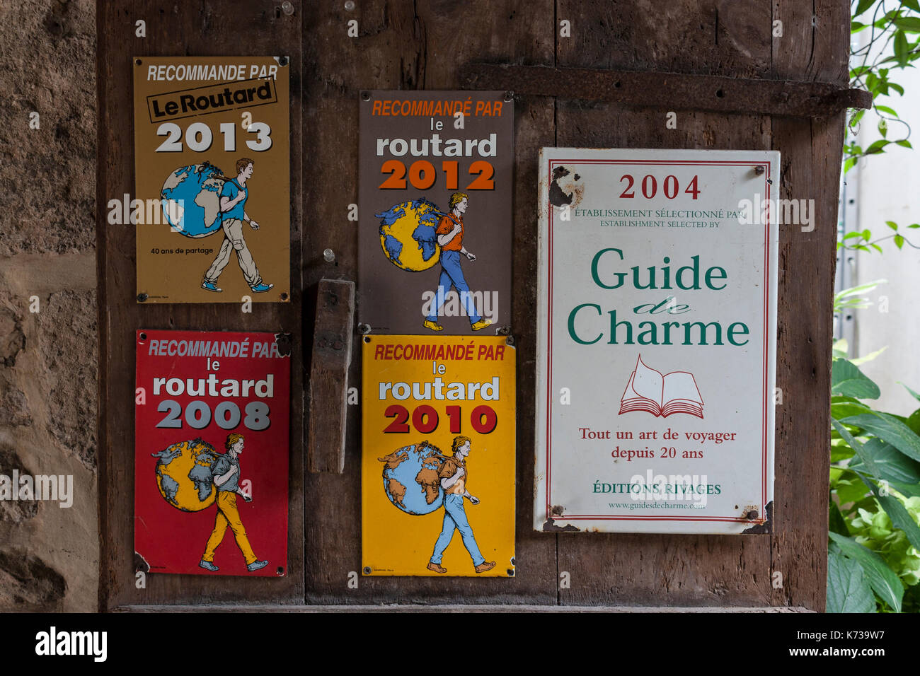 Alloggio raccomandazione placche in Francia da guide turistiche e degli organismi Foto Stock