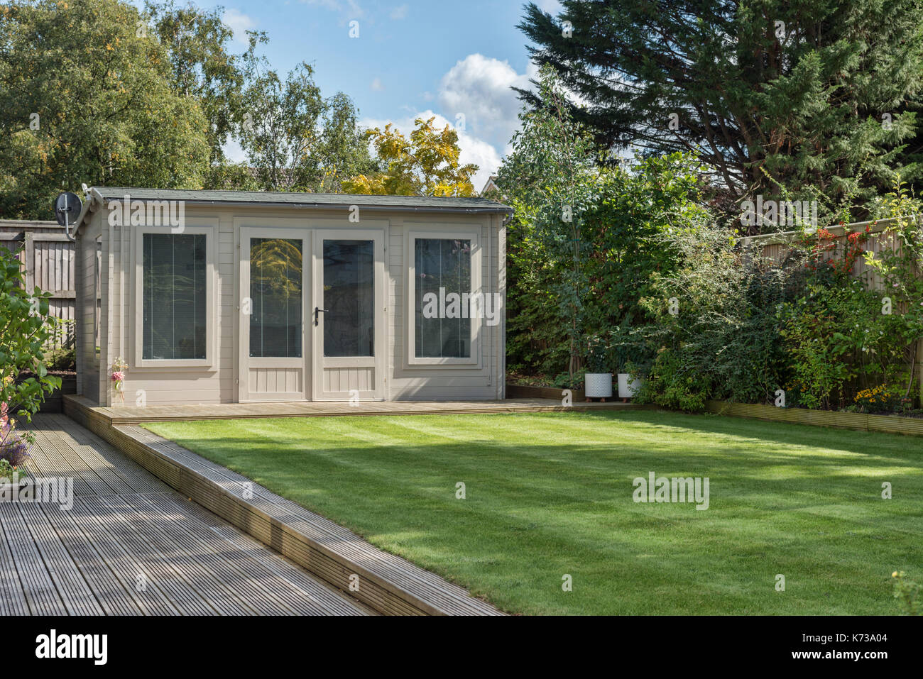 Un moderno summerhouse / sparso in un molto ben curato giardino interno Foto Stock