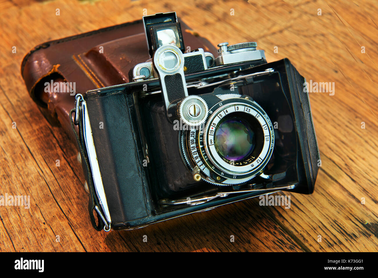 Vecchia macchina fotografica su un sfondo di legno. set di fotografo prodotta nel tardo 30-inizio 40's . Foto Stock