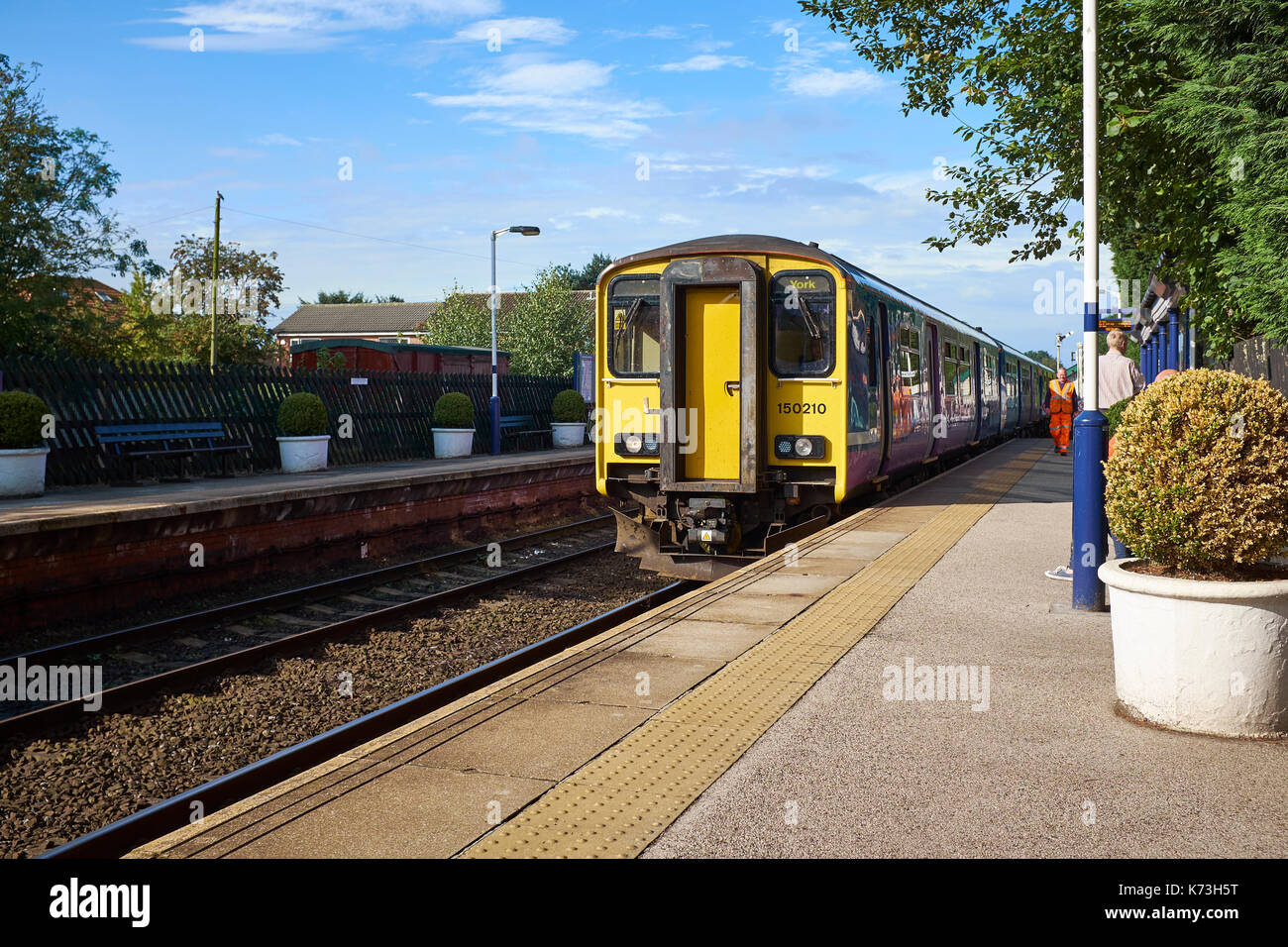 La British Rail Class 150 "stampante" diesel multiple-unità (DMU DMU;) arrivando alla stazione Poppleton, York, Regno Unito in una giornata di sole. Foto Stock