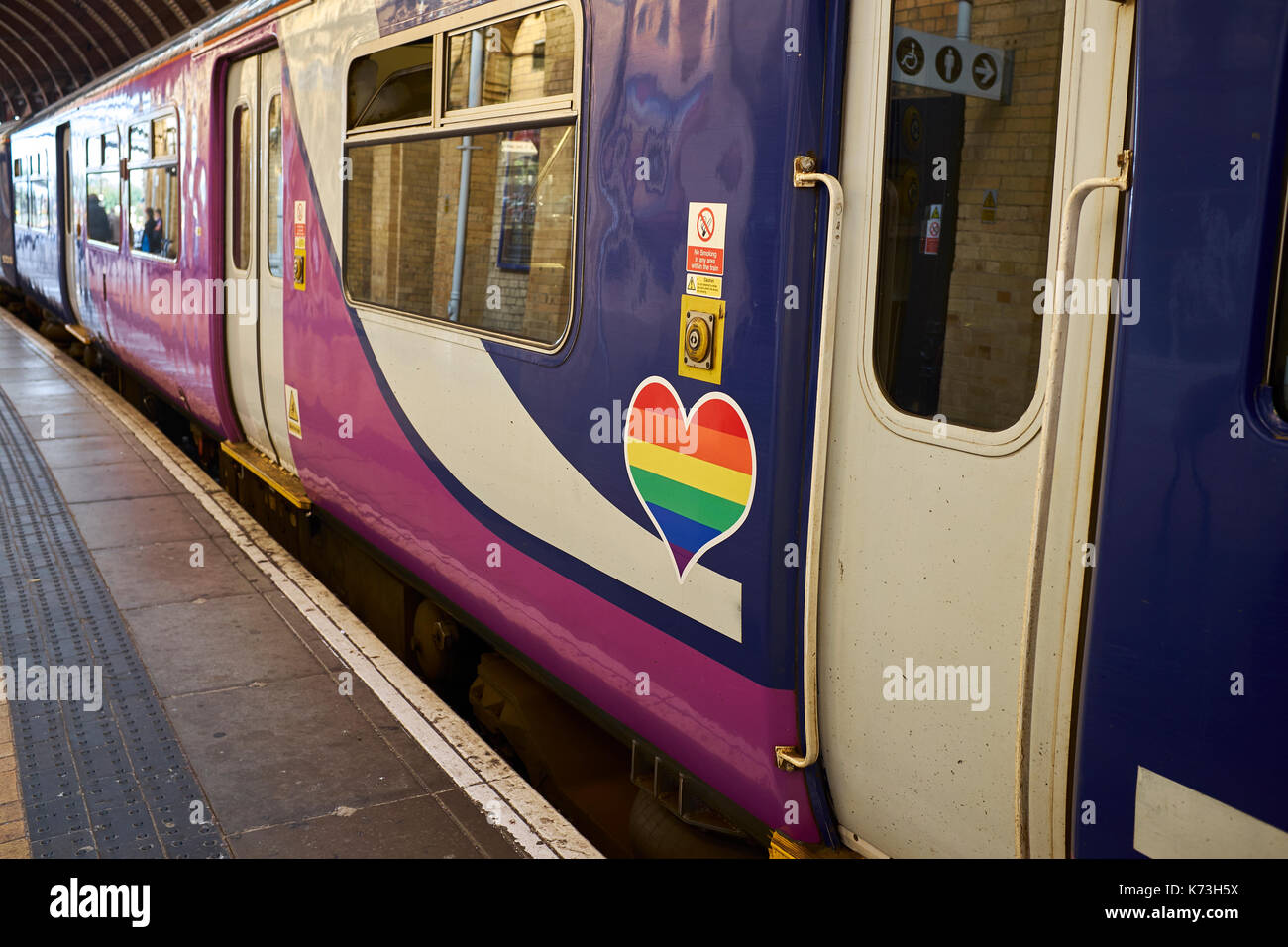 Gay Pride rainbow cuore logo su un British Rail Class 150 "stampante" diesel multiple-unità (; DMU DMU) nella stazione di York, Regno Unito Foto Stock