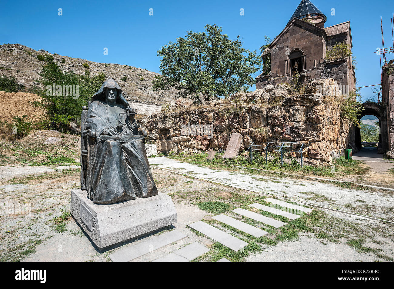 Armenia. il complesso del monastero goshavank. monumento al fondatore del monastero mkhitar gosh. Foto Stock