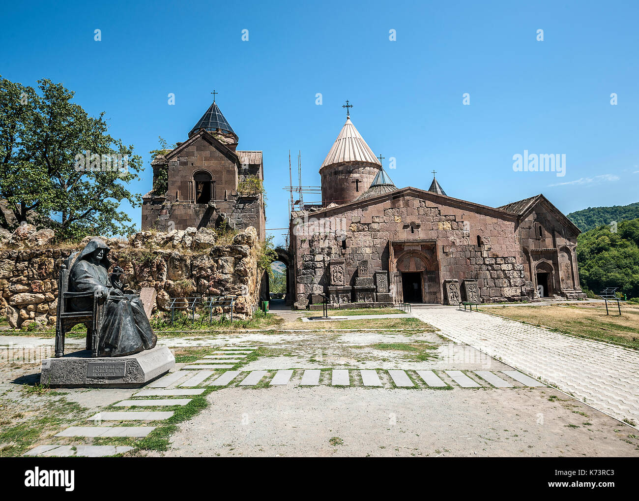Armenia. il complesso del monastero goshavank. esterno con un monumento al fondatore del monastero mkhitar gosh. Foto Stock