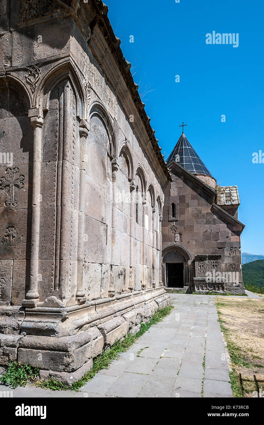 Armenia. il complesso del monastero goshavank. la facciata della chiesa di grigor lusavorich sullo sfondo della chiesa di San Grigor. Foto Stock