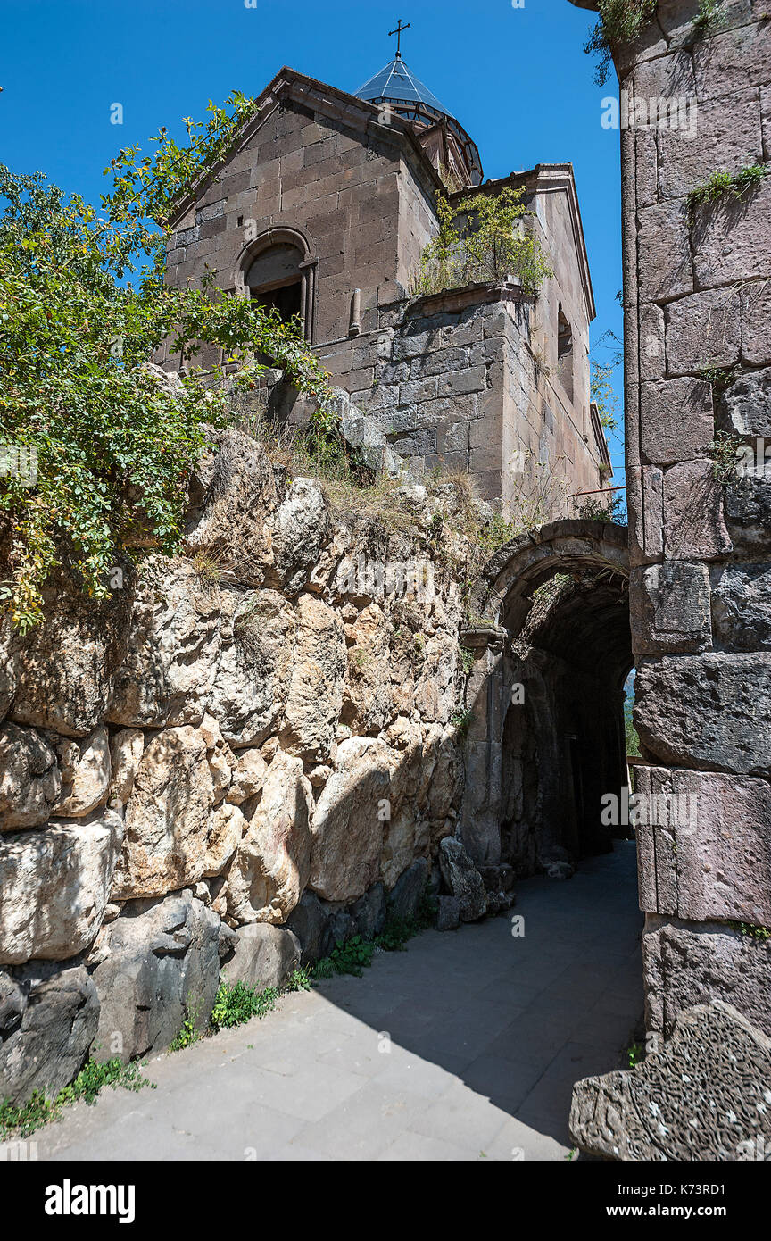 Armenia. il complesso del monastero goshavank. una galleria tra il gavit della chiesa di st. astvatsitsin e la torre campanaria del scriptorium. Foto Stock