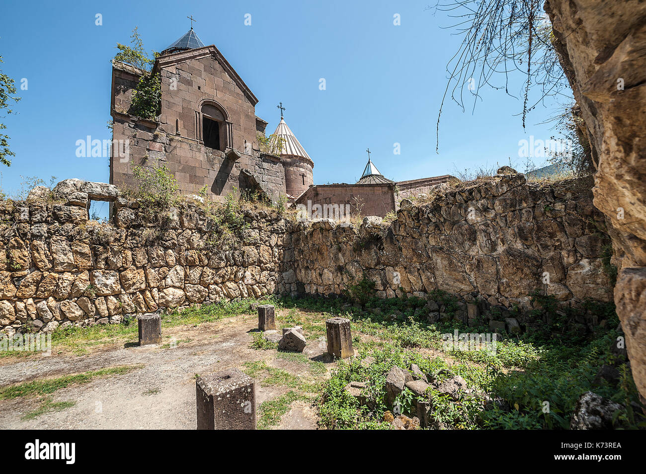 Armenia, il complesso del monastero goshavank. danneggiati dal terremoto cappella-pubblico sullo sfondo del campanile della scriptorium. Foto Stock