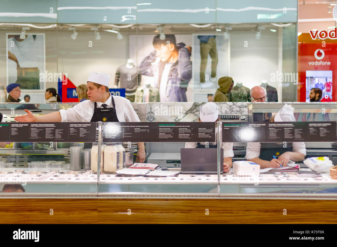 London, Regno Unito - 15 settembre 2017 - personale che lavora in una barra di cibo in canary wharf Foto Stock