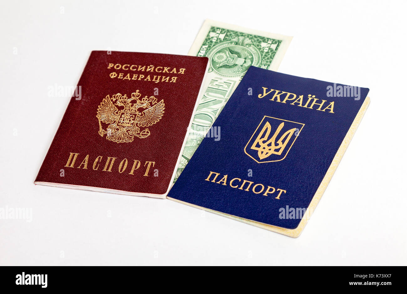 Ucraina e Russia i passaporti con un dollaro americano sullo sfondo bianco Foto Stock