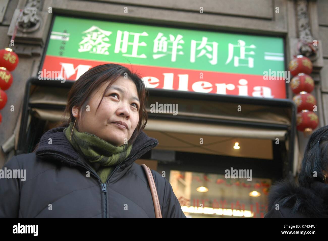 Milano (Italia) negozi cinesi nel quartiere etnico di Paolo Sarpi street  Foto stock - Alamy