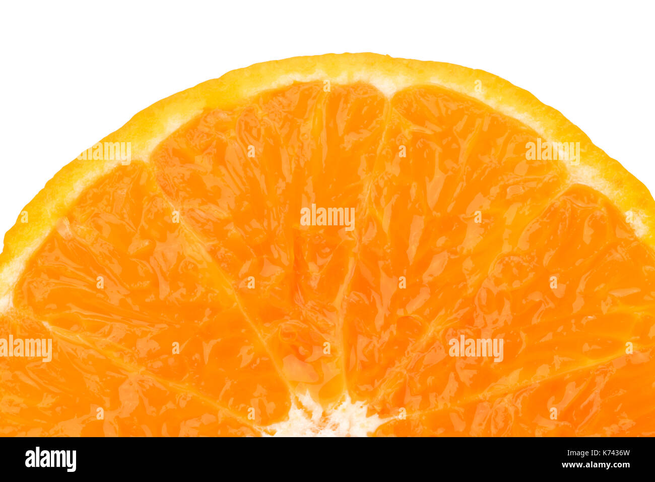 Una metà di fresco succosa frutta di arancia fetta isolato su sfondo bianco con copia spazio per testo. vitamina C naturale antiossidante concetto. Foto Stock