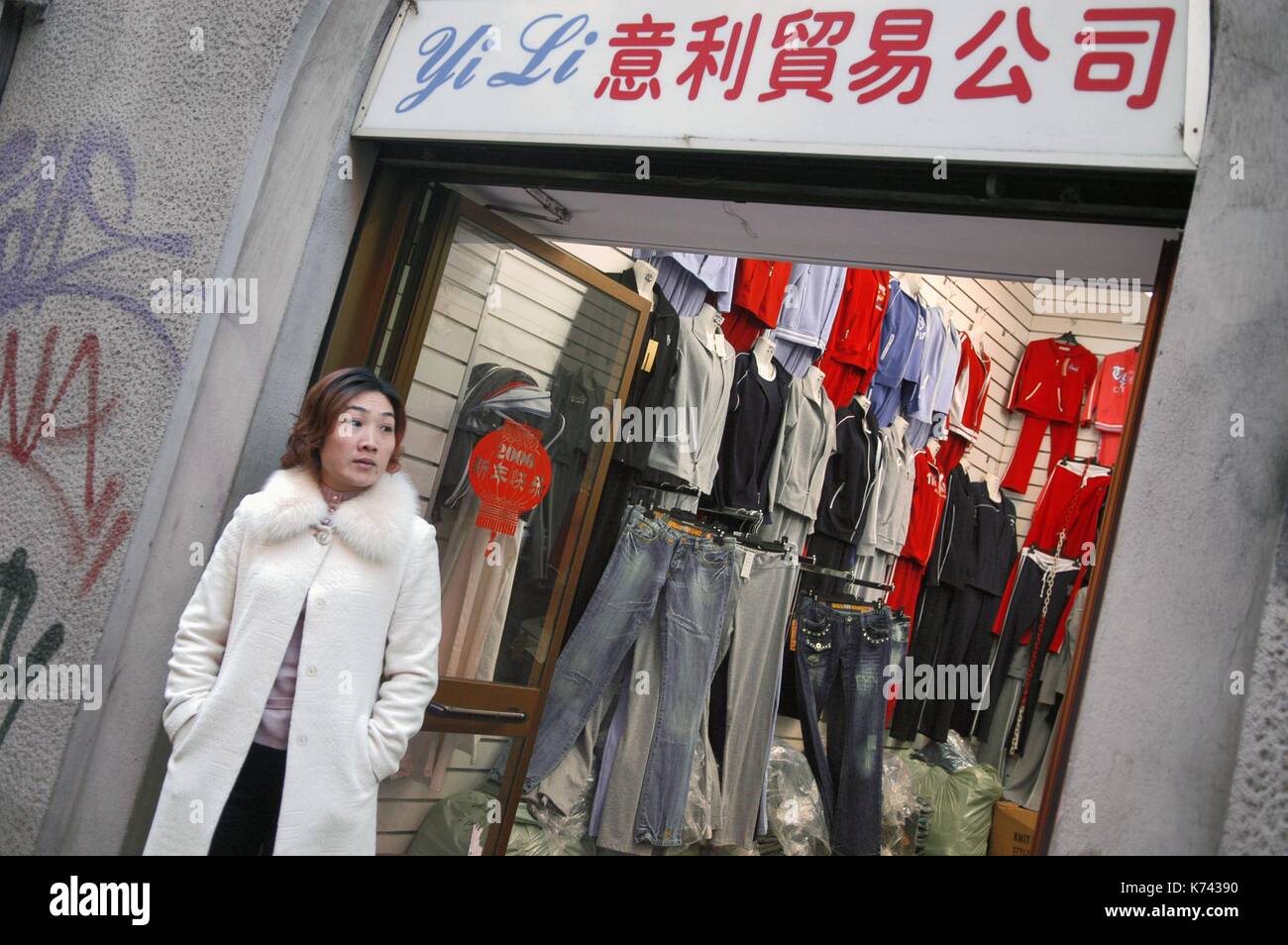 Milano (Italia) negozi cinesi nel quartiere etnico di Paolo Sarpi street  Foto stock - Alamy