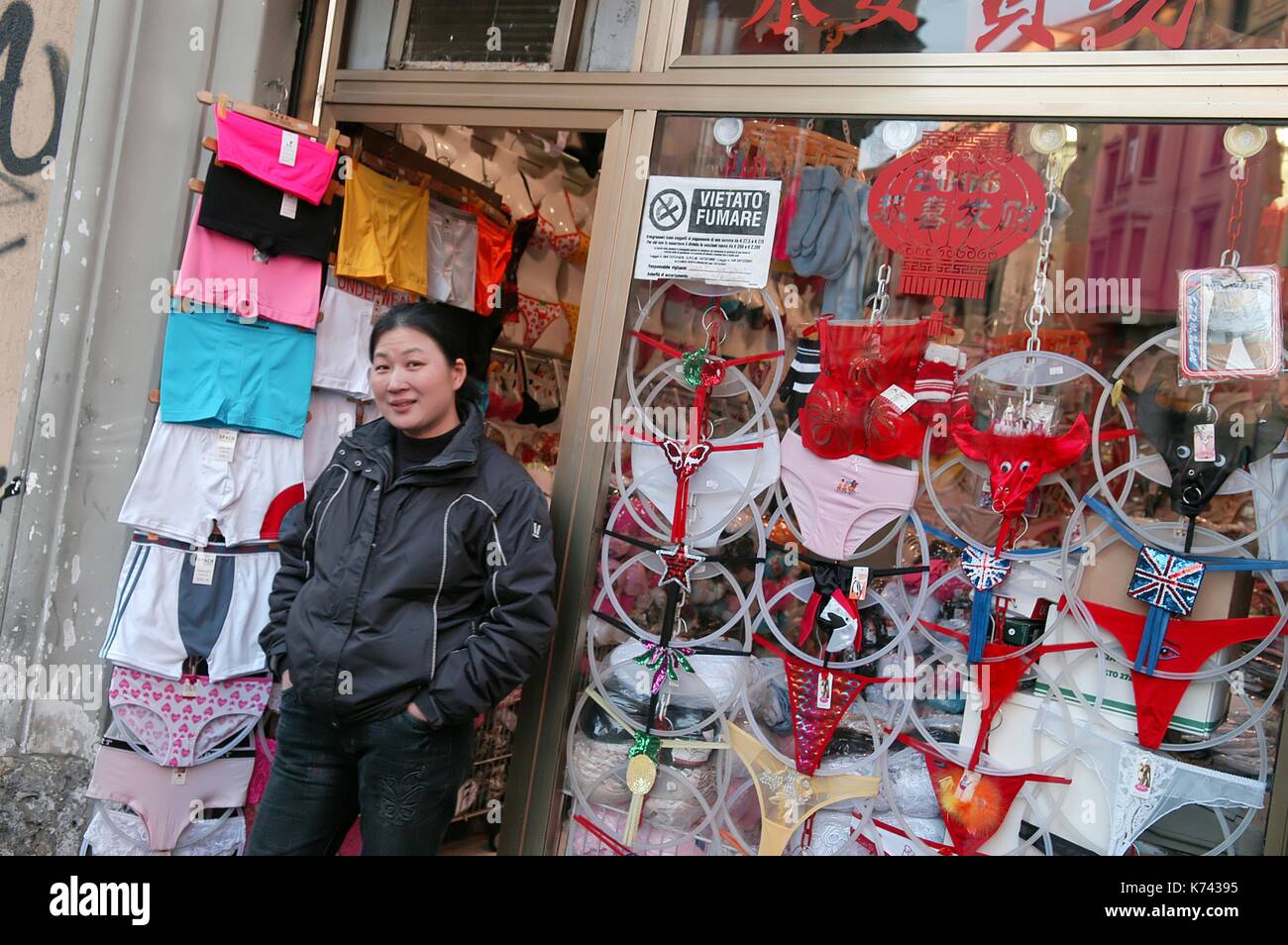 Milano (Italia) negozi cinesi nel quartiere etnico di Paolo Sarpi street  Foto stock - Alamy