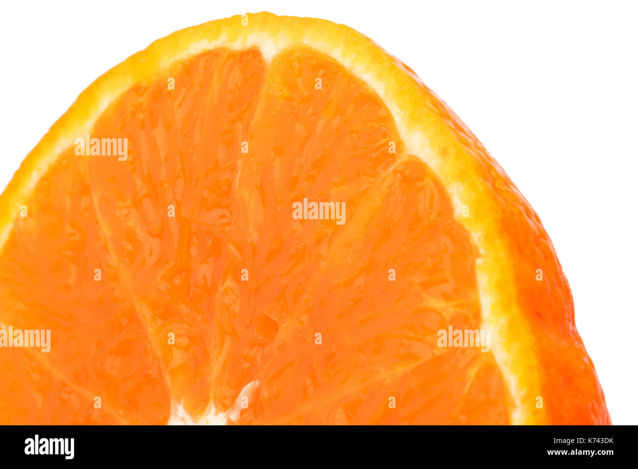 La metà delle carni succosa frutta di arancia fetta isolato su sfondo bianco con copia spazio per testo. vitamina C naturale antiossidante concetto. Foto Stock