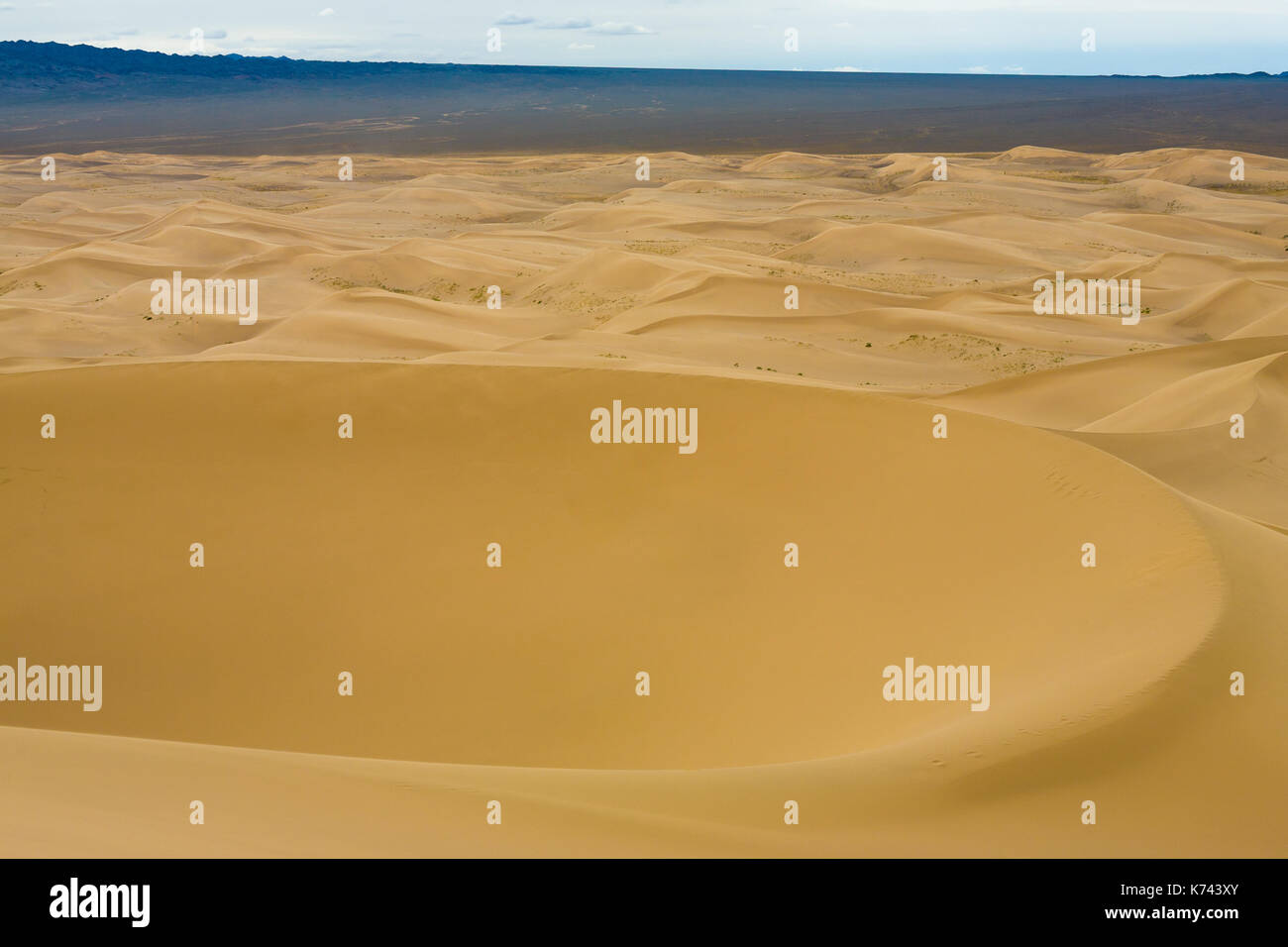 Elevato angolo di vista a forma di ciotola formazione a khongor els dune di sabbia nel deserto del Gobi in Mongolia Foto Stock