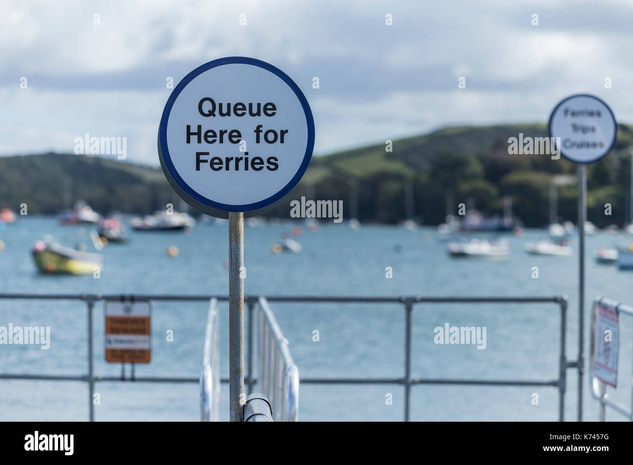 Qui di coda per i traghetti segno a Salcombe, Devon, in Kingsbridge estuario, una ria nel Devon, Regno Unito. Foto Stock