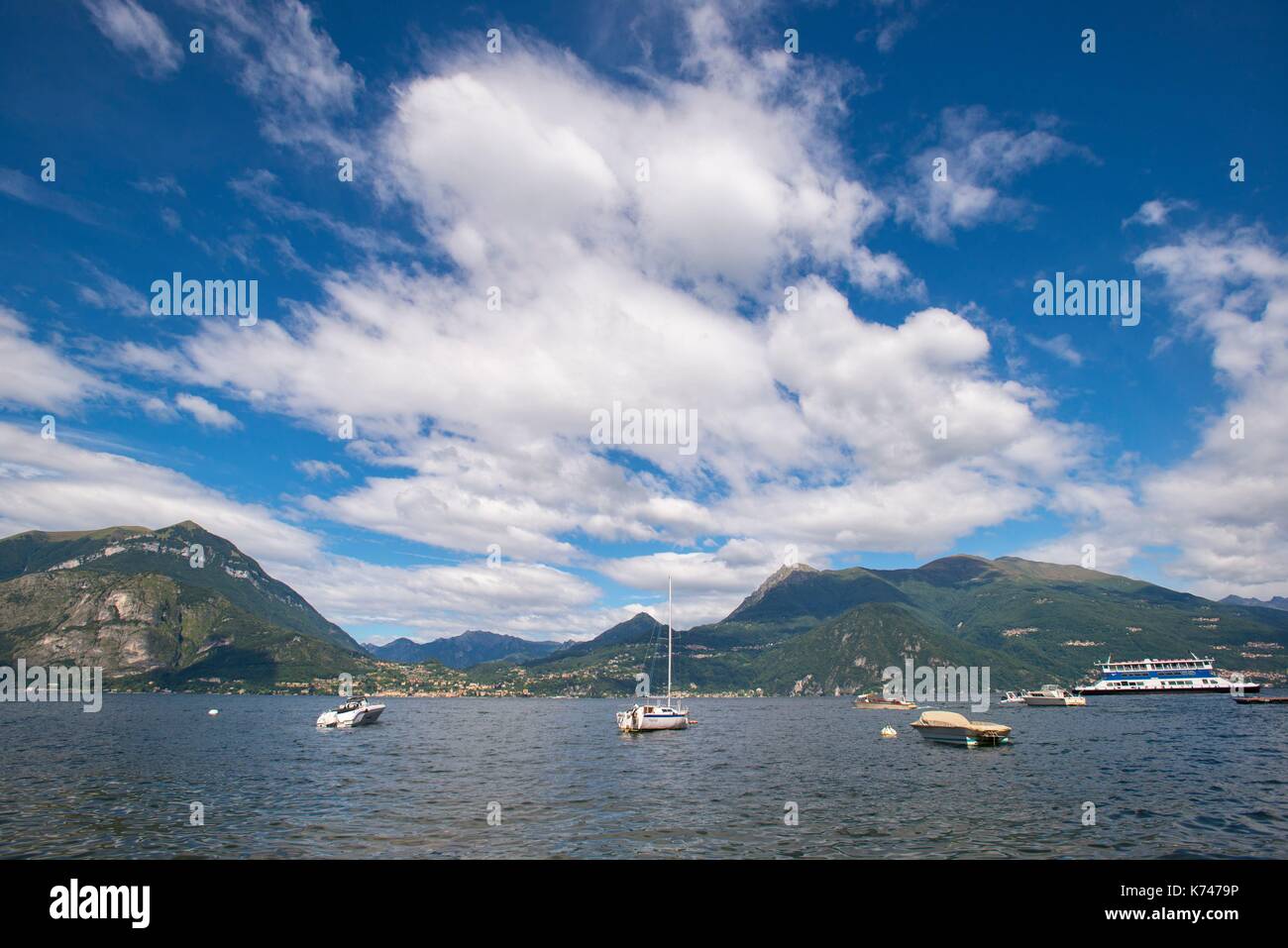 L'Italia, Lombardia, provincia di Como, il lago di Como, Menaggio visto dalla barca da Varenna Foto Stock