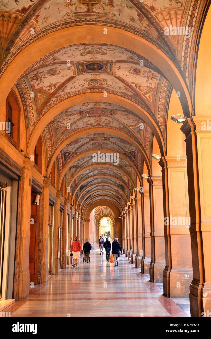 L'Italia, Emilia Romagna, Bologna, Piazza Cavour, galleria con portici sui 38 km attraverso il centro storico Foto Stock