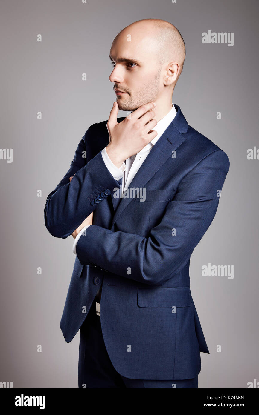 Ritratto di giovane imprenditore calva cercando da parte. Foto Stock