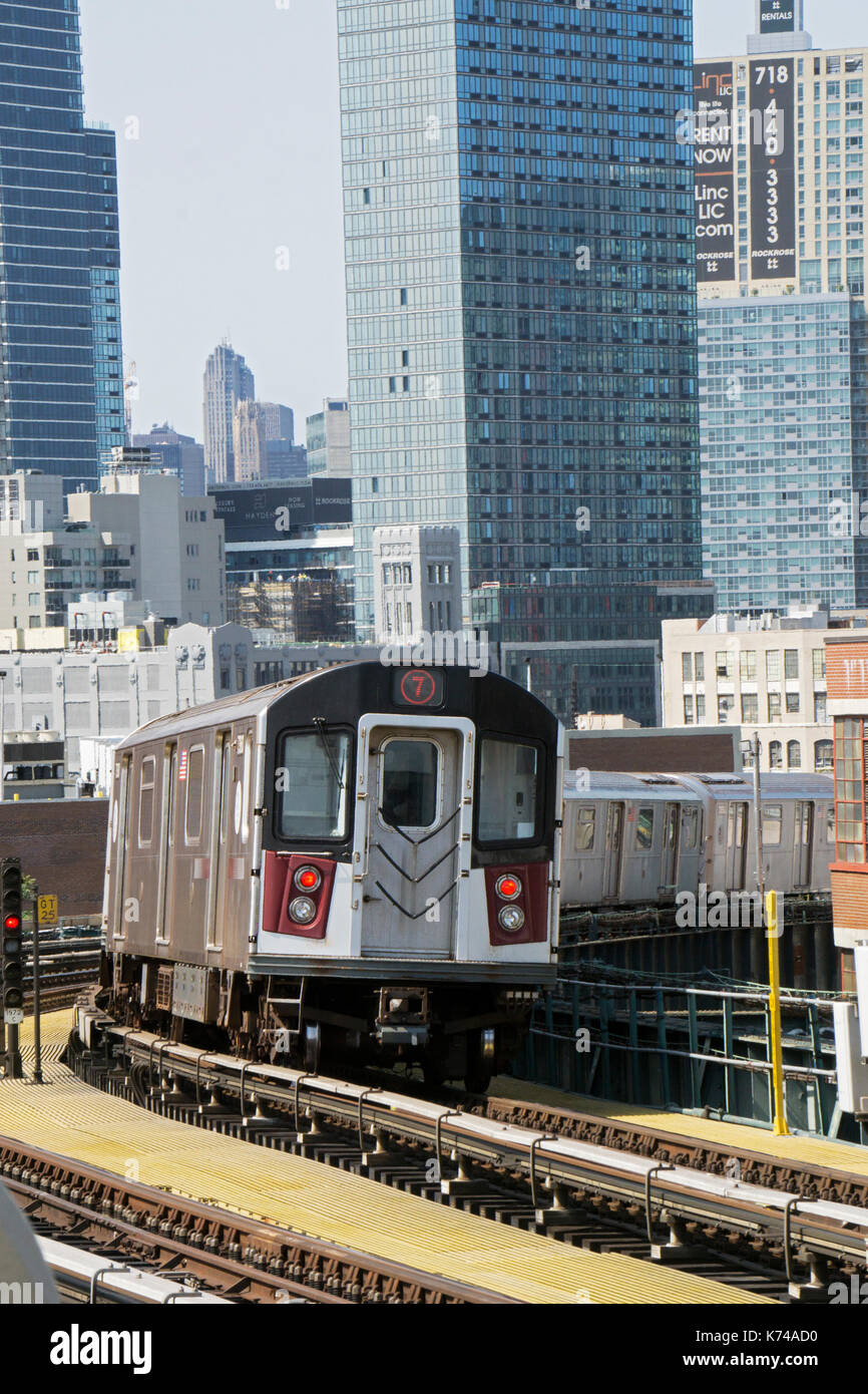 Il Manhattan legato numero 7 della metropolitana sopraelevata tirando fuori della XXXIII Street Rawson Street station nella città di Long Island, Queens, a New York. Foto Stock