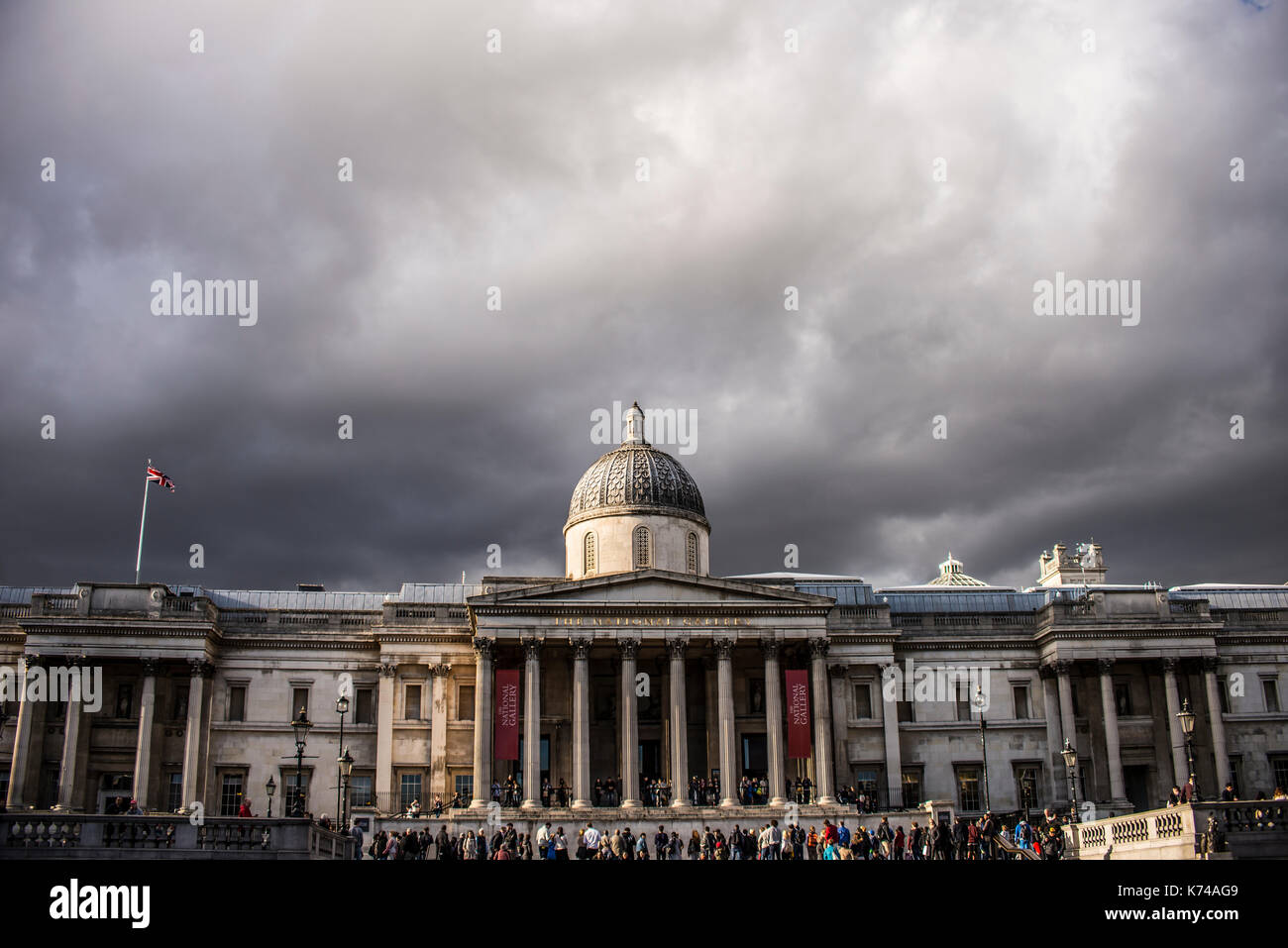 La National Gallery di Londra sotto i cieli tempestosi. Persone Foto Stock