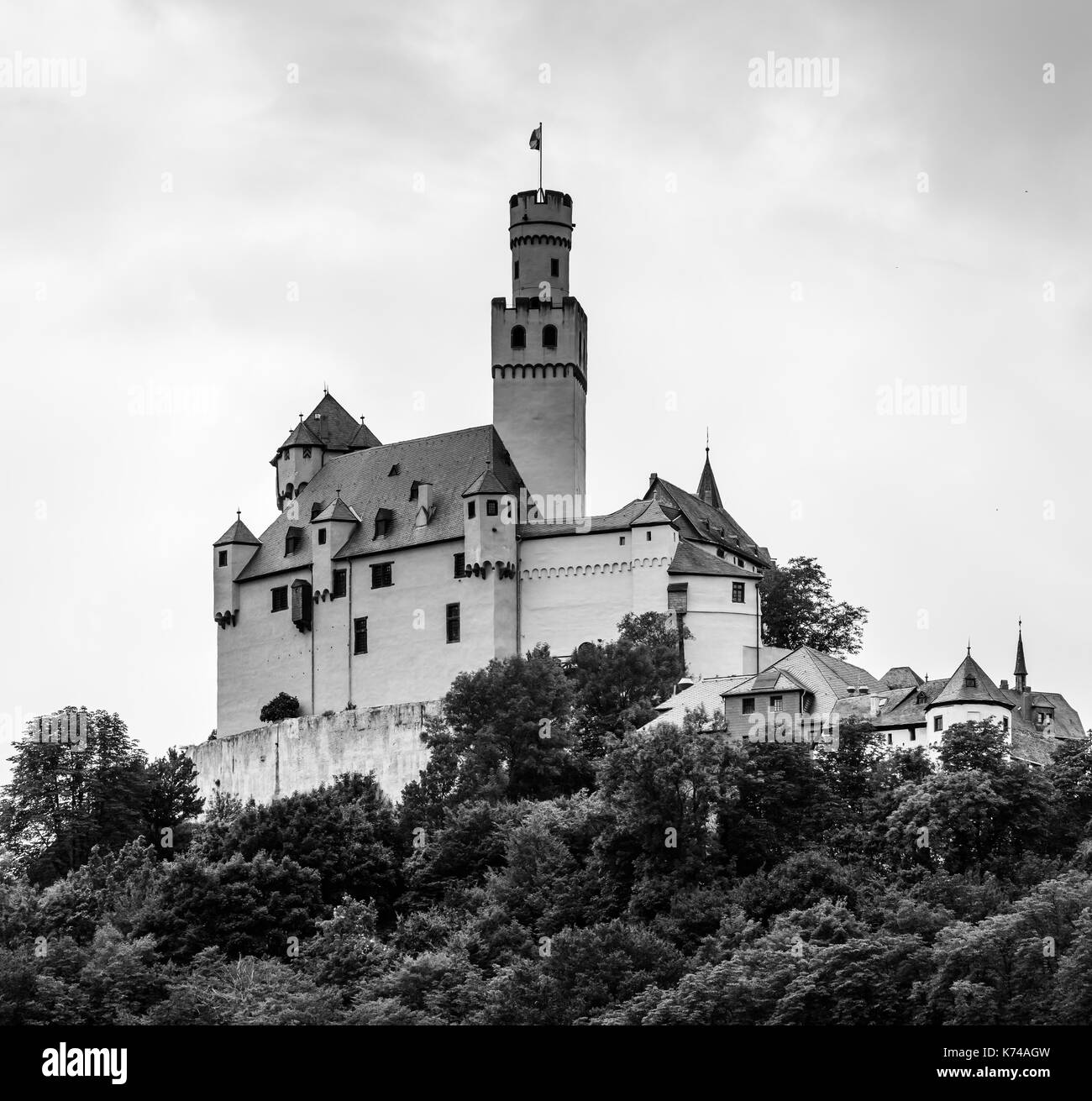 Immagine monocromatica all'aperto dell'imponente castello medievale/fortezza di Marksburg Foto Stock