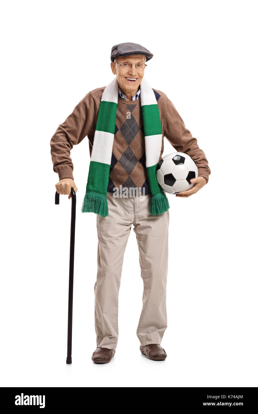 A piena lunghezza Ritratto di un anziano tifoso di calcio con una sciarpa e un isolato di calcio su sfondo bianco Foto Stock