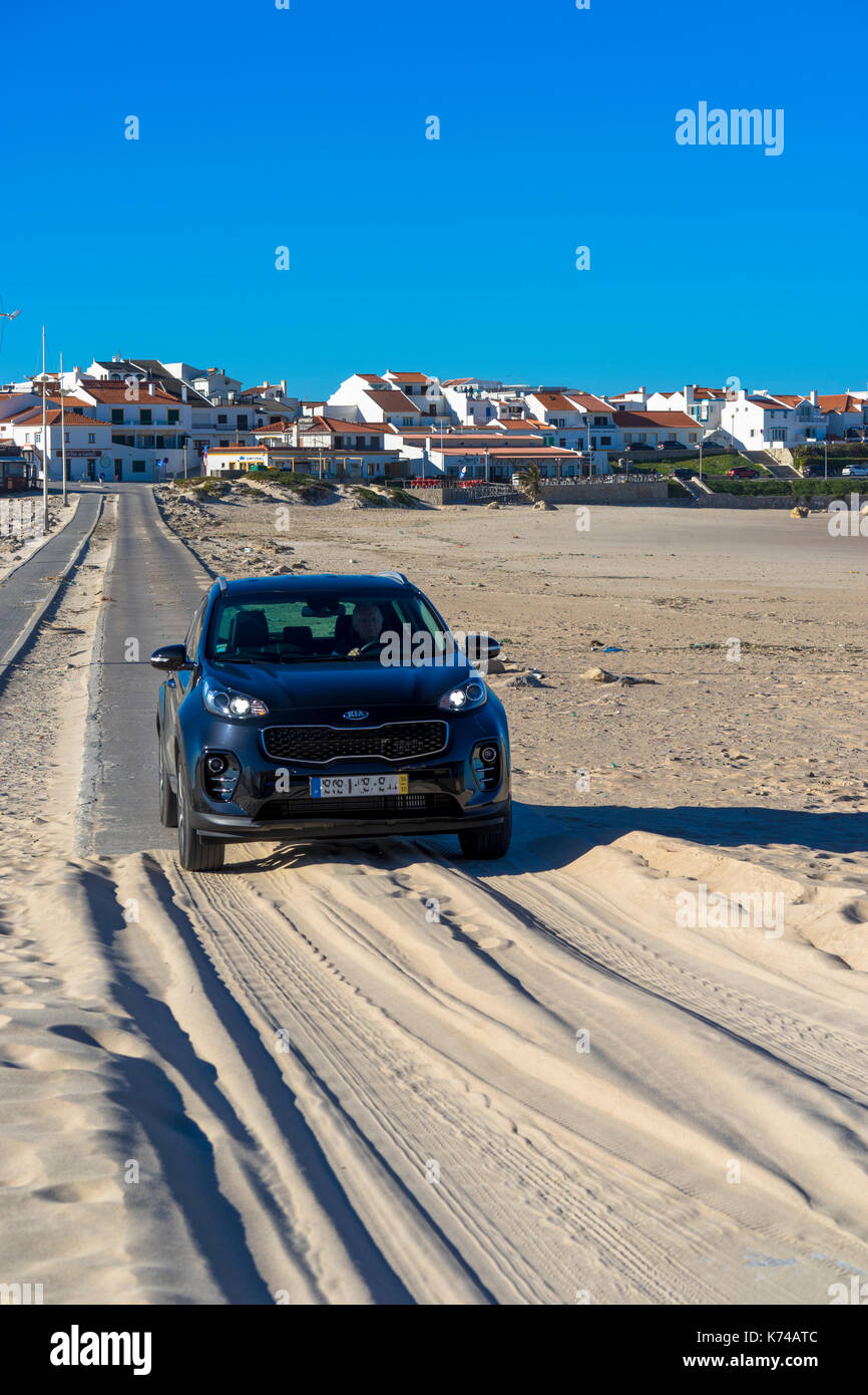 Kia Sportage auto attraversando la Causeway o tombolo dall'isola di Baleal Portogallo Foto Stock