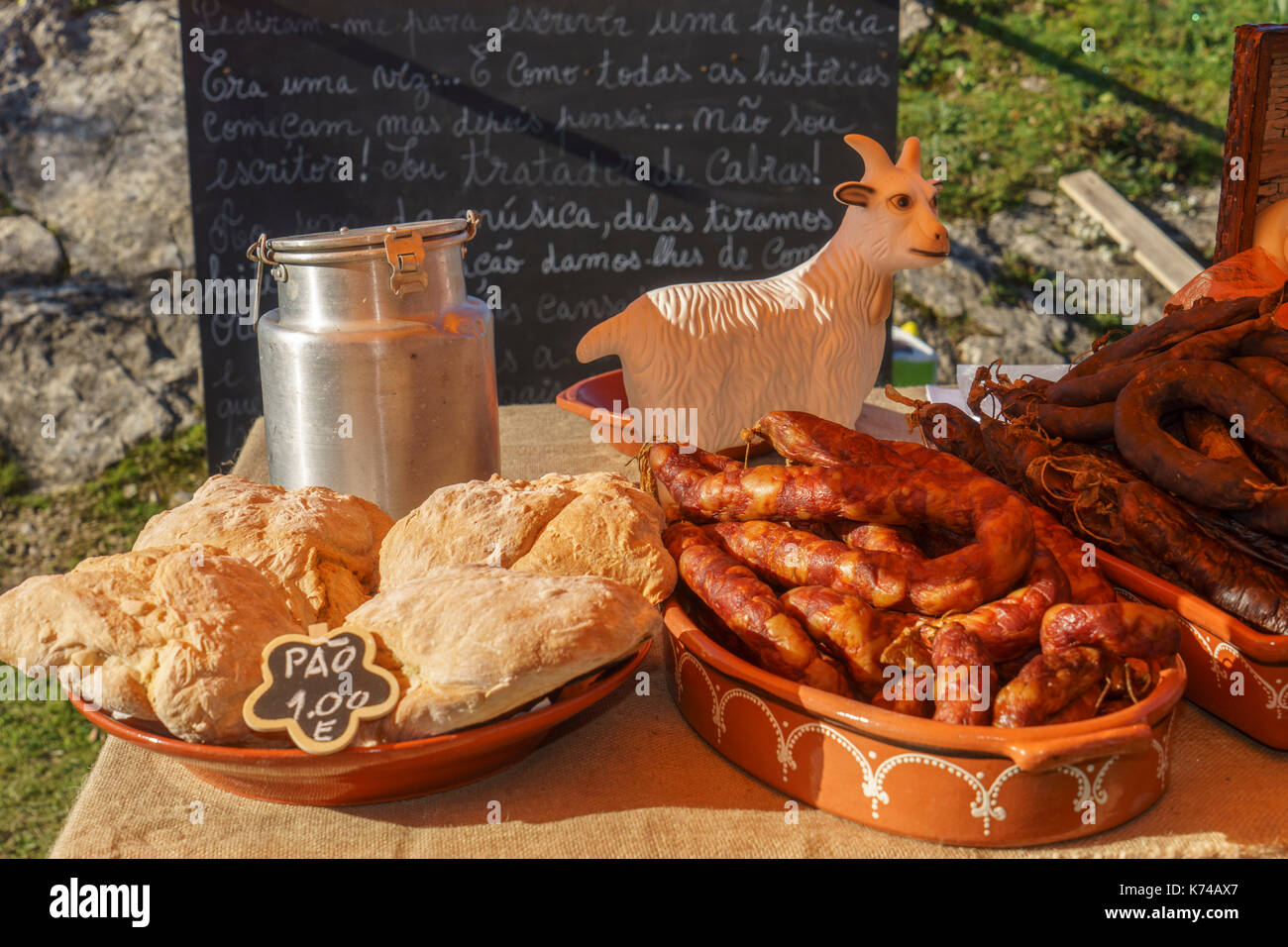 Pane e salsicce portoghesi in vendita su outdoor evento in Portogallo Foto Stock