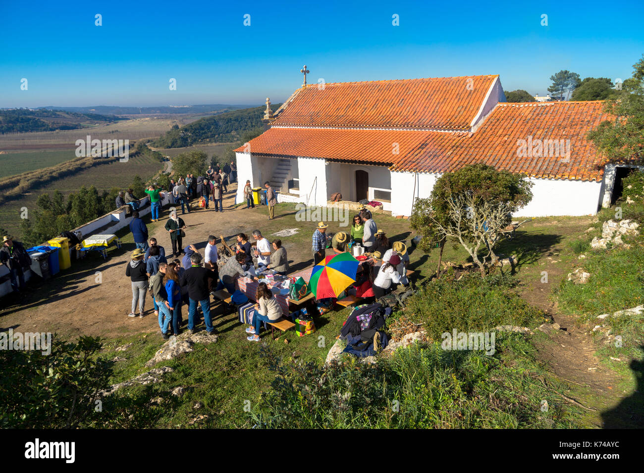 La gente si riunisce per celebrare presso l'eremo di Santo Antão di Obidos, il santo che protegge gli animali. Nei pressi di Obidos, Portogallo Foto Stock