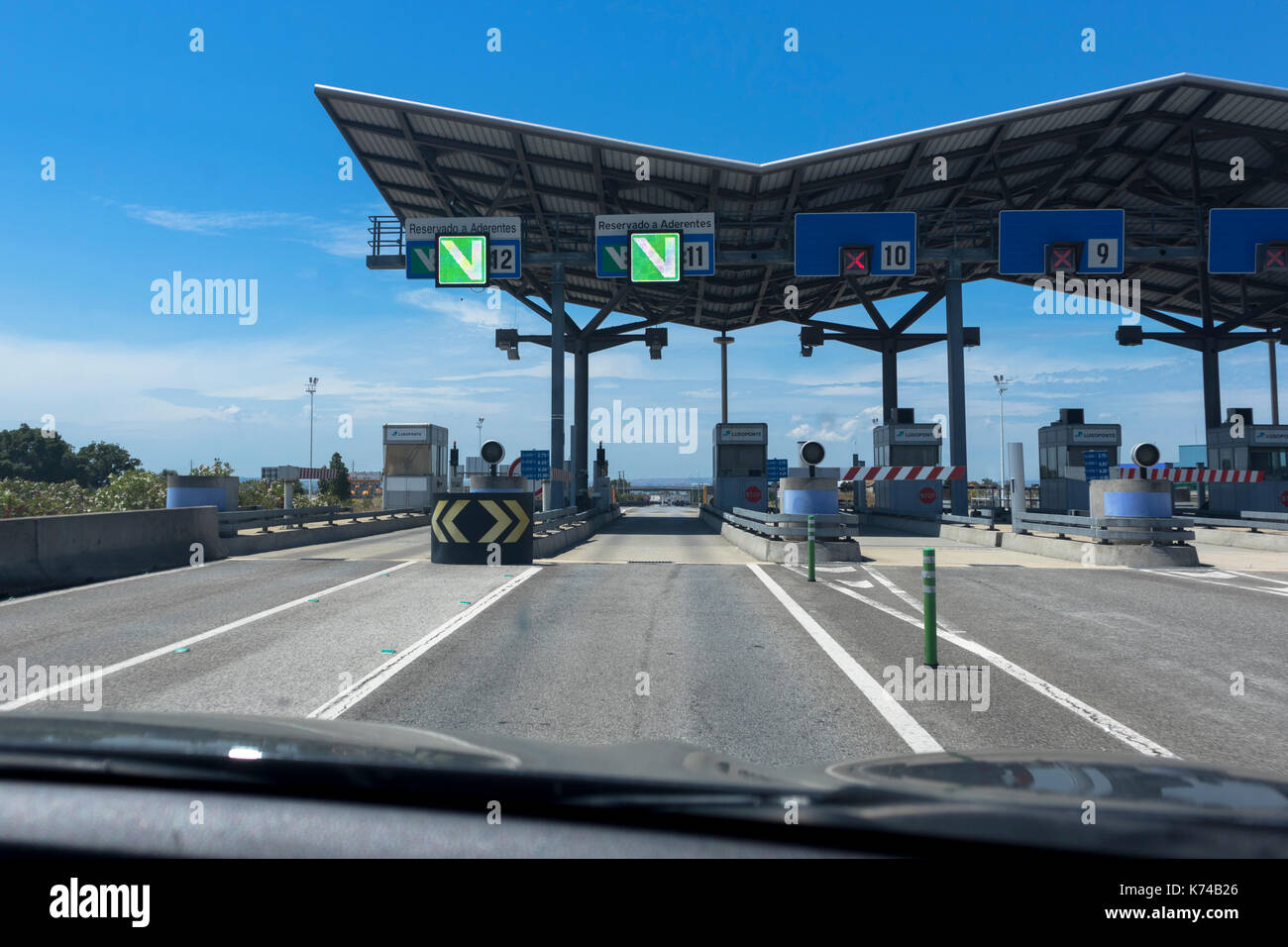 Vista attraverso il parabrezza auto in procinto di passare attraverso il pedaggio elettronico sulla corsia A12/IP1 autostrada del Portogallo. Portagem Ponte Vasco da Gama Foto Stock