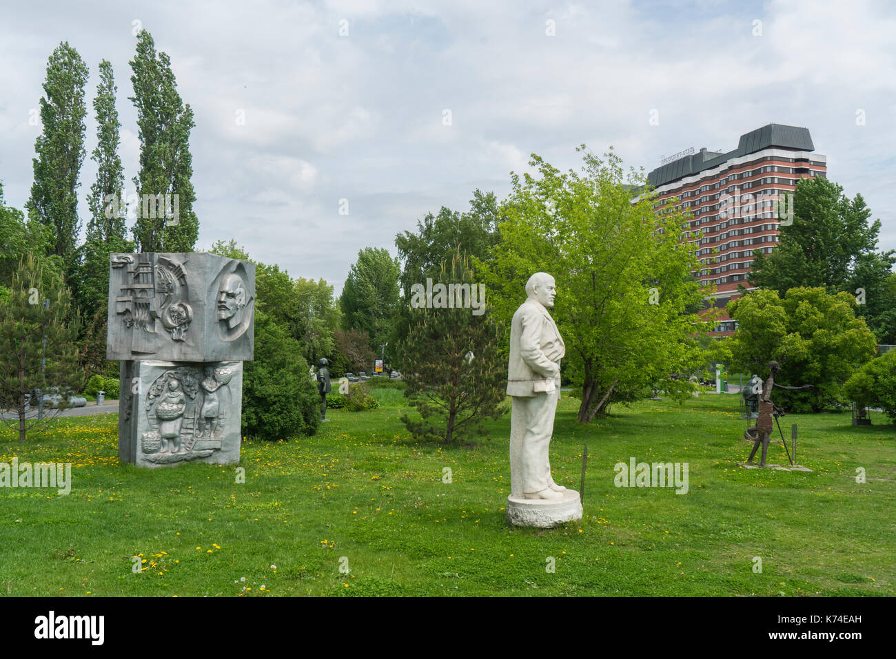 Statue del leader sovietico nel Parco Muzeon delle arti, che anticamente denominato il parco dei caduti gli eroi caduti o il parco dei monumenti di Mosca Foto Stock