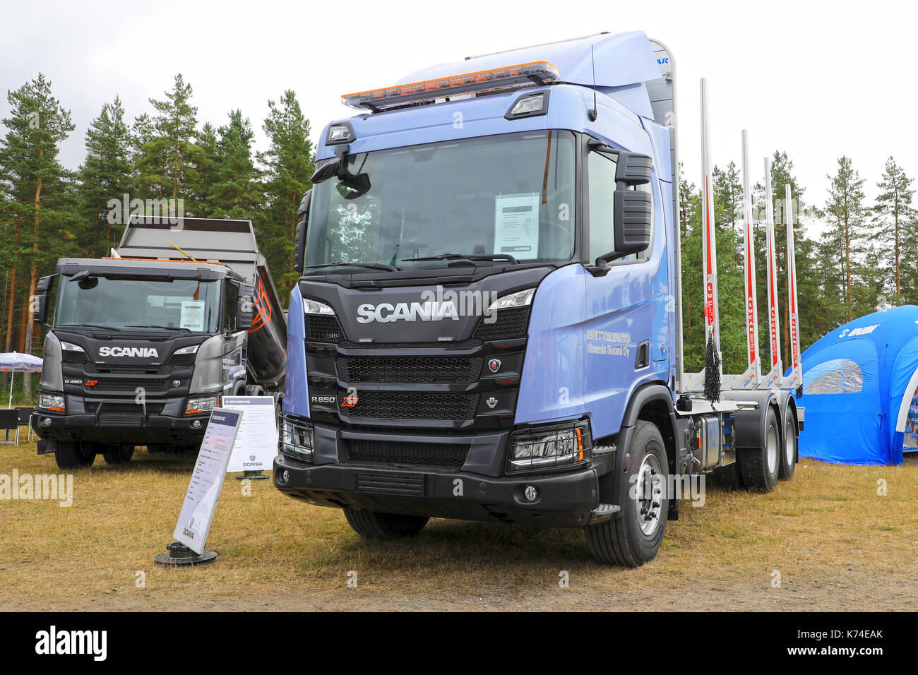 Hyvinkää, Finlandia - 8 settembre 2017: scania suomi oy presenta il nuovo scania gamma xt, r650 per il trasporto del legno e G450 per costruzione, su maxpo 2 Foto Stock