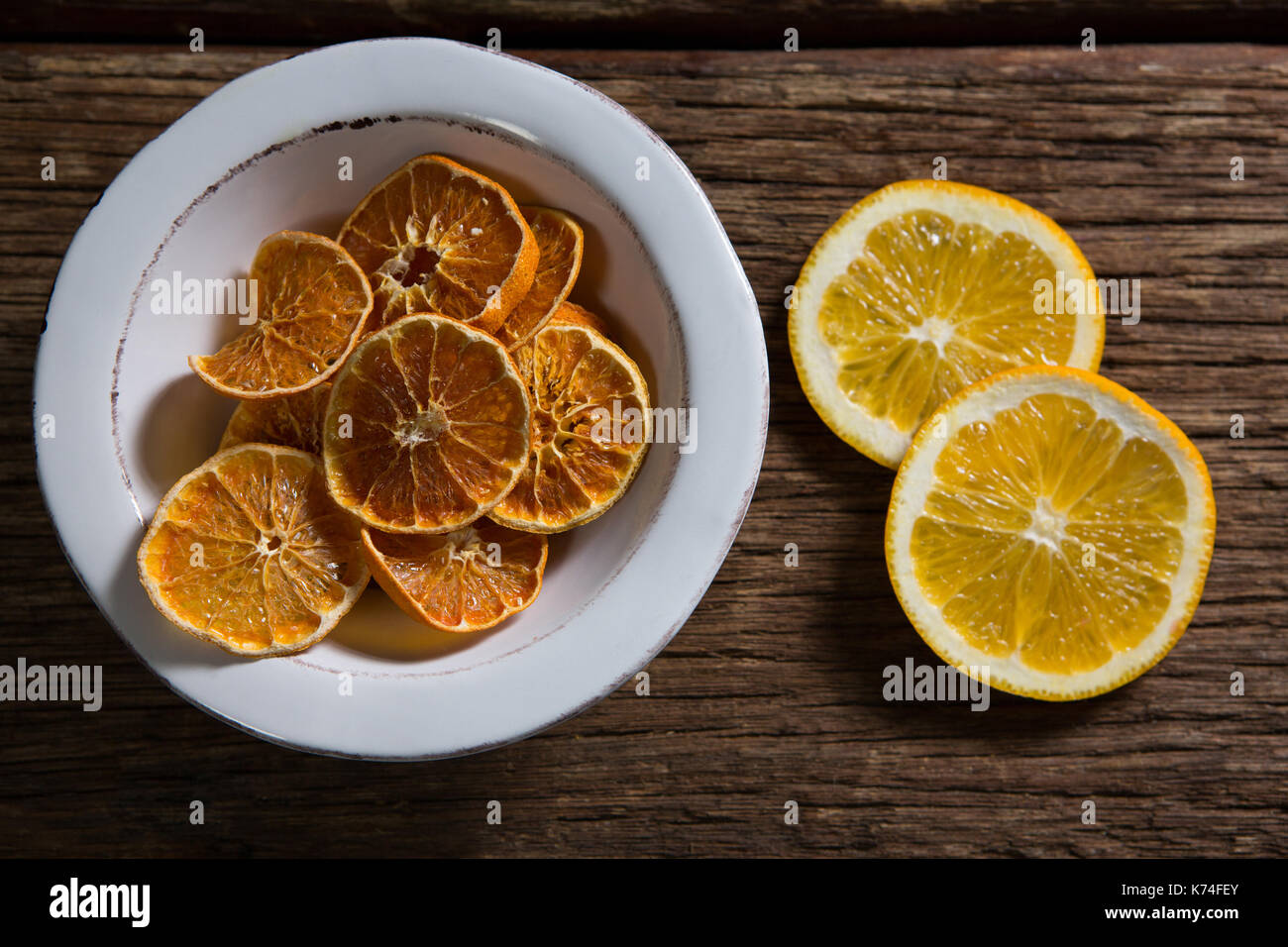 Sovraccarico di essiccato e fette di limone dolce sul tavolo di legno Foto Stock