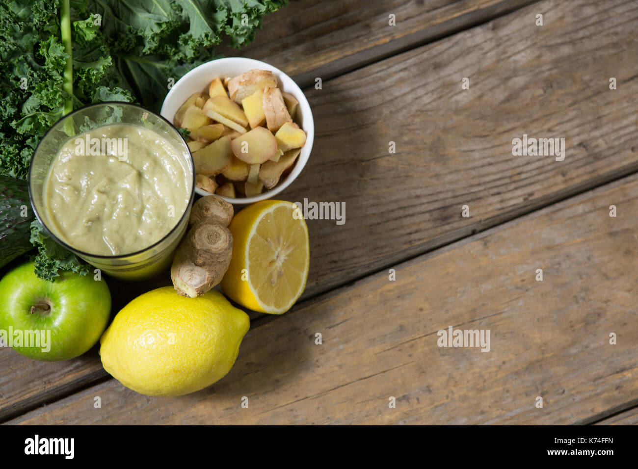 Sovraccarico di vari ingredienti e incollare sul tavolo di legno Foto Stock