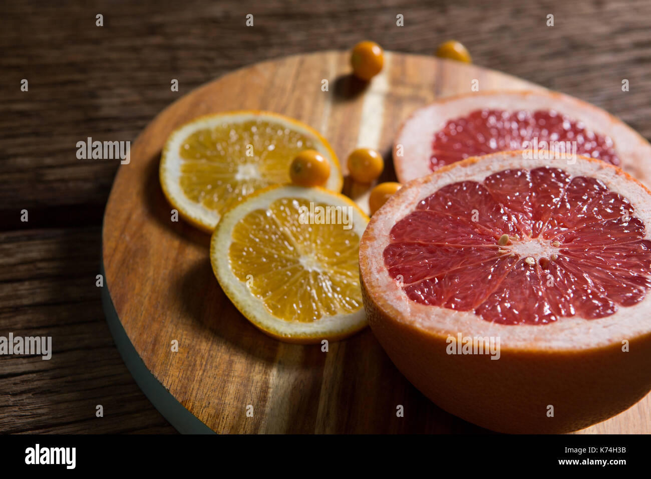 Close-up di cape gooseberry con fette di uva e frutta dolce limone sul tavolo Foto Stock