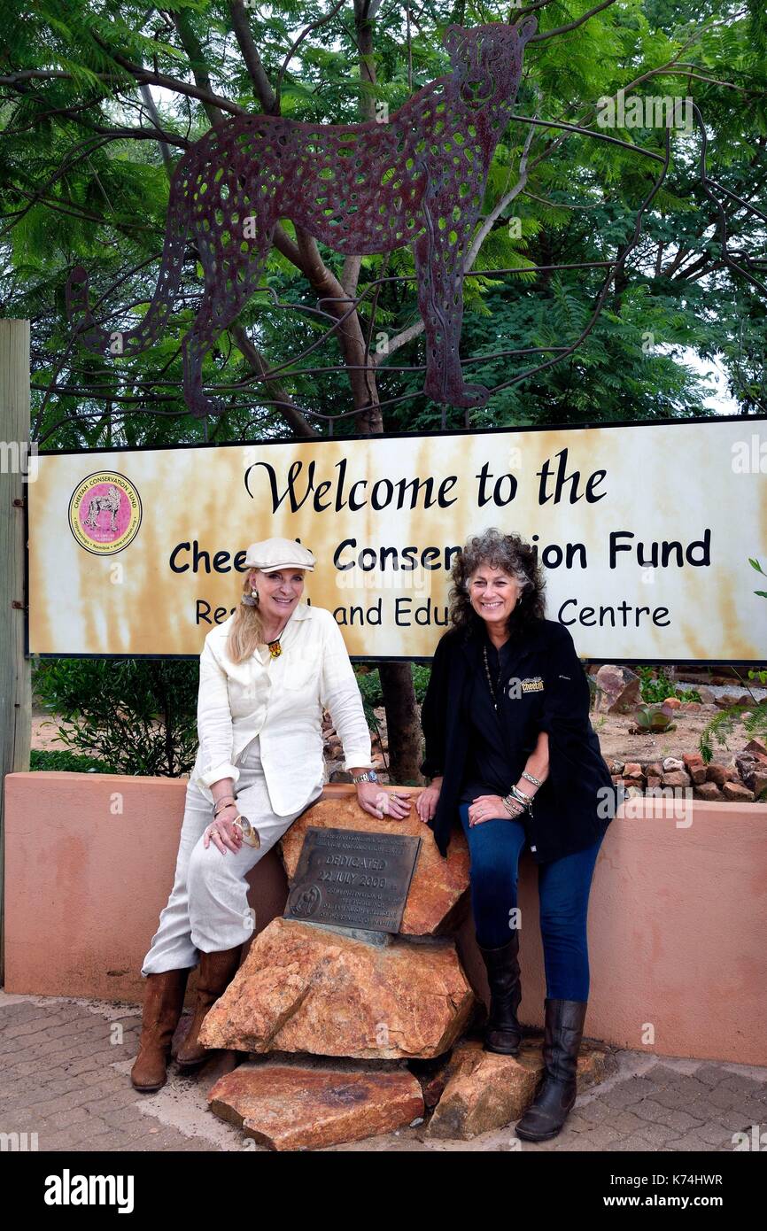 La Namibia, Otjiwarongo, Cheetah Conservation Fund, centro di ricerca e formazione, Dr. Laurie Marker fondatore e direttore esecutivo del CCF fondata nel 1990 sulla destra con la Sua Altezza Reale la Principessa Michael di Kent Marie-Christine von Reibnitz sulla sinistra Foto Stock