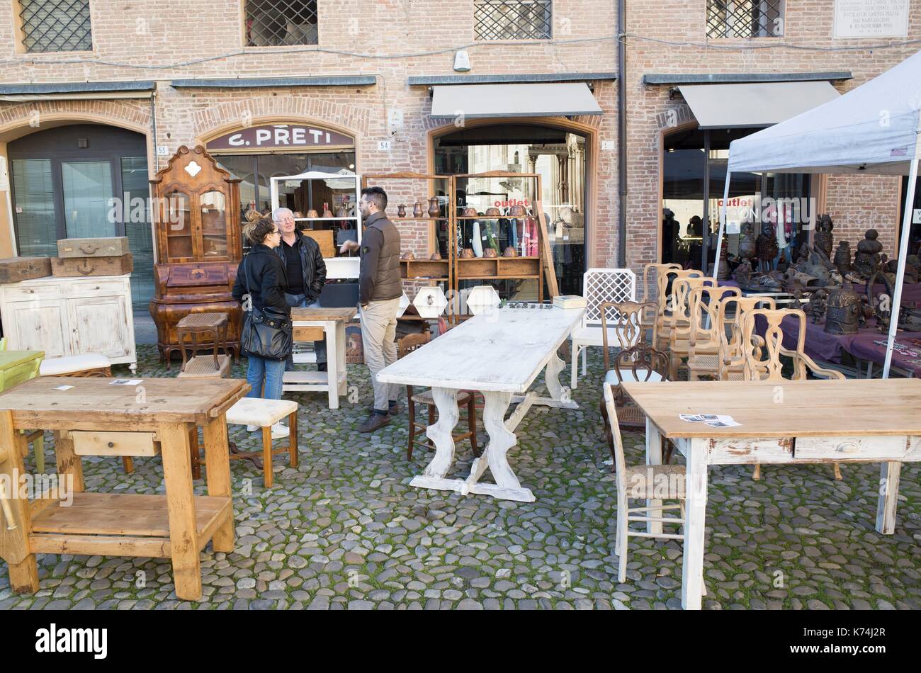 Italie, Emilia-Romagna, Modena, il mercato delle pulci attorno alla cattedrale Foto Stock