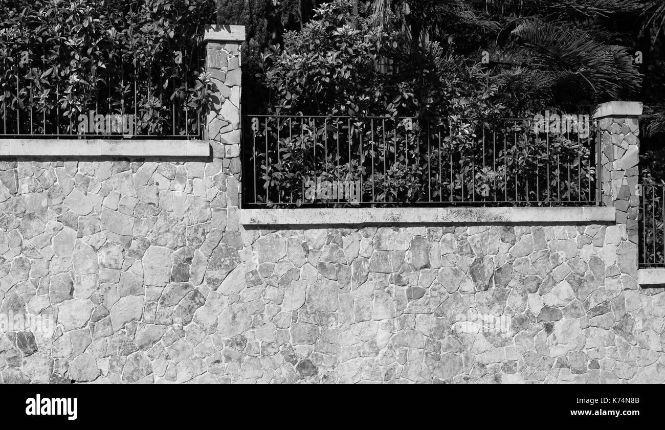 L'Europa, Spagna, Balearen, Mallorca, Canyamel - un muro di pietra in stile mallorquin Foto Stock