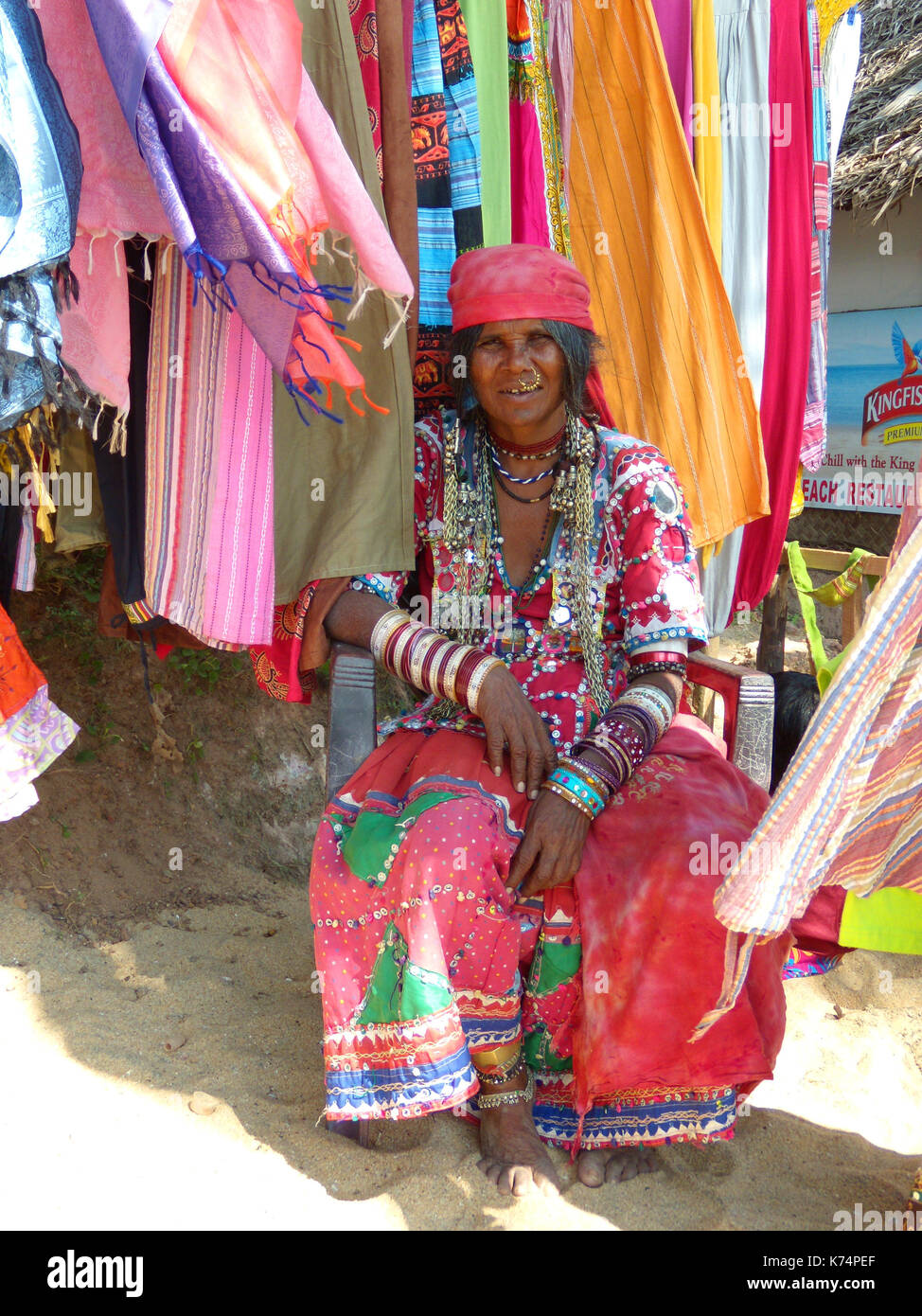 Il vecchio donna indiana in vestiti nazionali. ritratto in colori luminosi con  indiano tessuti decorativi su sfondo Foto stock - Alamy