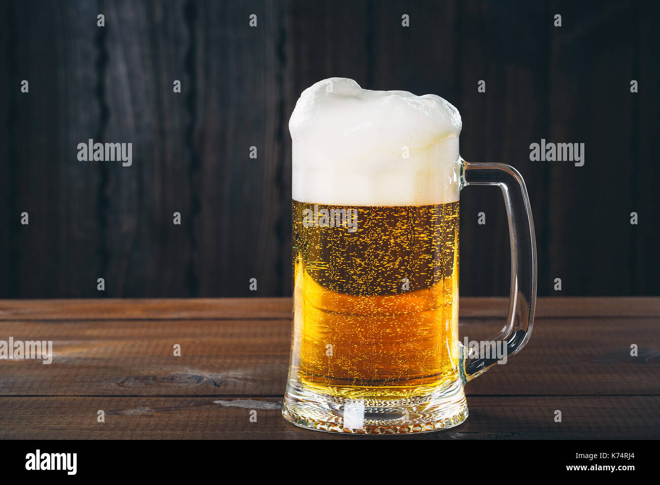 Boccale di birra sullo sfondo di legno. bellissimo sfondo dell'OKTOBERFEST Foto Stock