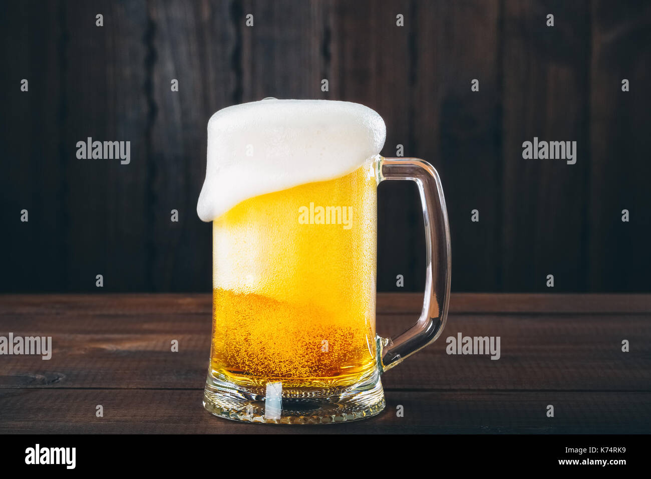 Boccale di birra sullo sfondo di legno. bellissimo sfondo dell'OKTOBERFEST Foto Stock